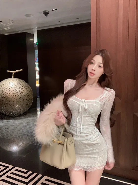 法式早秋中腰褶皱短裙长袖蕾丝修身优雅千金白月光气质连衣裙2025
