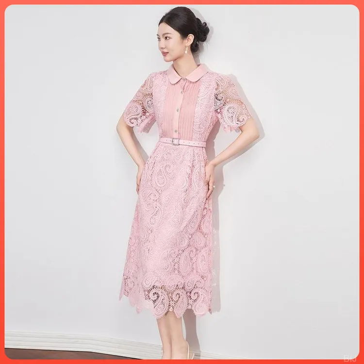 洋气镂空粉色蕾丝连衣裙夏日巨好看2025新款夏千金感收腰法式气质