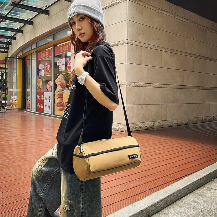 斜挎帆布包男款学生运动休闲旅游圆筒包轻便大容量单肩包男士包包