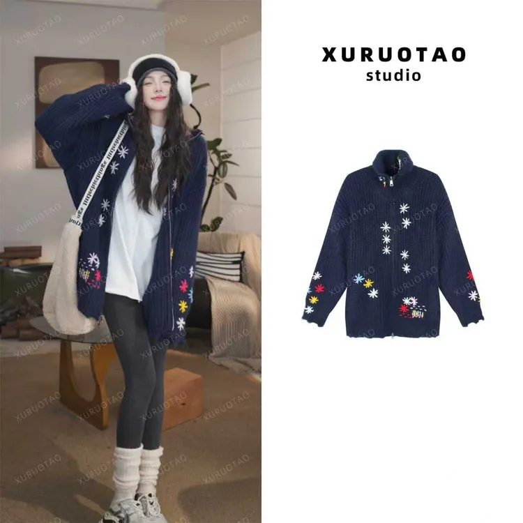 XURUOTAO【瑞士雪夜】羊毛混纺花朵编织设计显瘦藏蓝色开衫 T5772