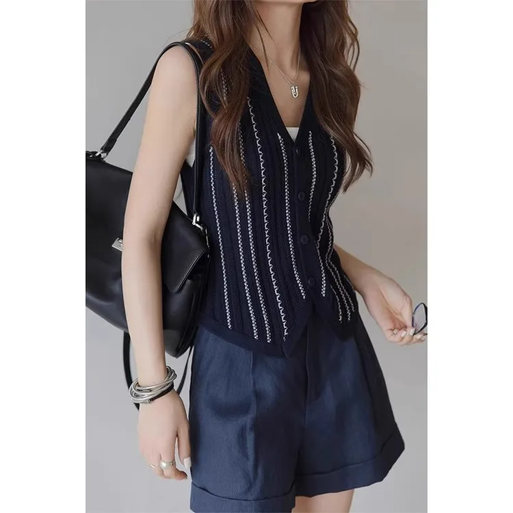 网红时尚洋气条纹针织背心马甲女款爆款夏季新款修身V领无袖上衣