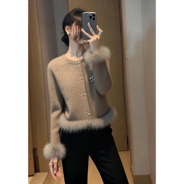 巨好看的毛边拼接上衣秋冬不撞款轻奢高端时髦洋气卡其色毛衣外套