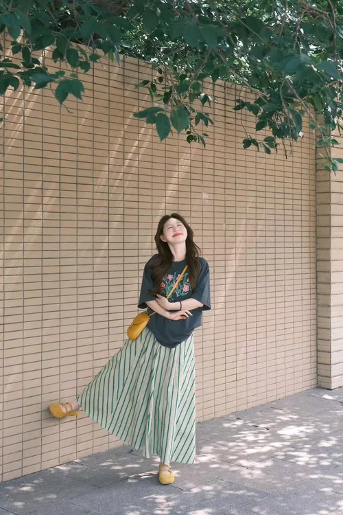 2025夏季新款韩系减龄气质遮肉花朵T条纹半身裙减龄显瘦两件套装
