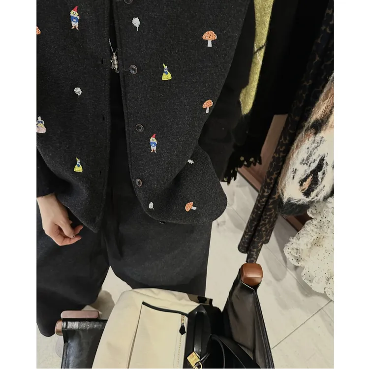 100绵羊毛蘑菇小人刺绣针织马甲 J25MY842