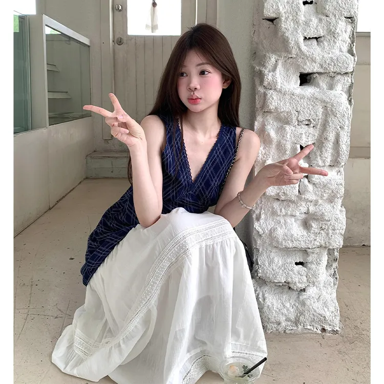 纯欲风穿搭V领格纹中长款上衣女夏季设计感小众白色半身裙套装