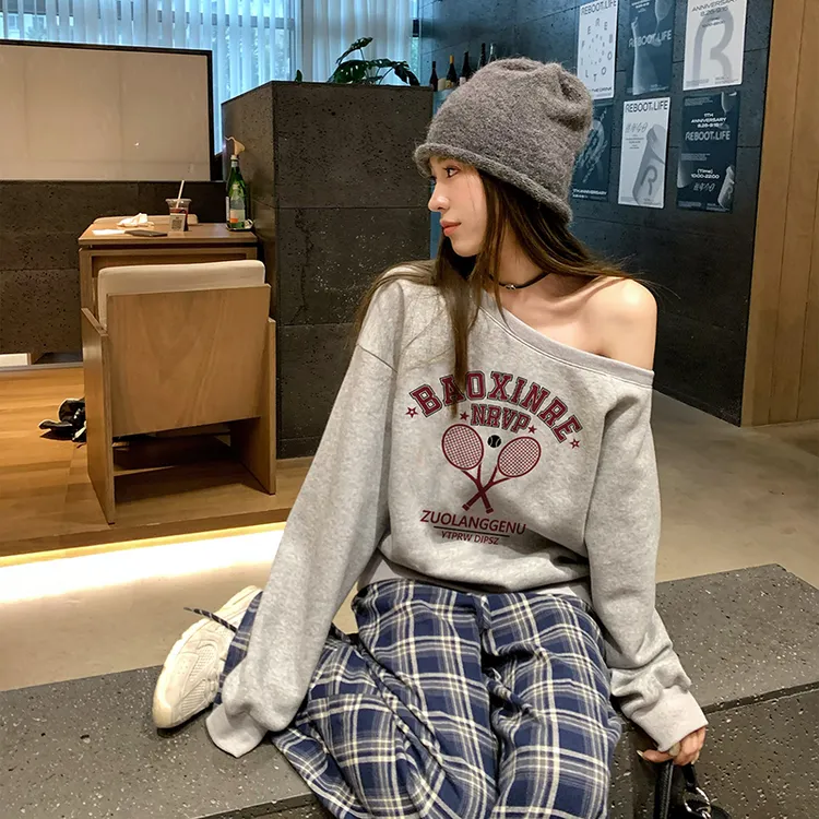 新款2025年秋冬斜肩羽毛球拍印花显瘦一字肩长袖宽松卫衣女上衣潮
