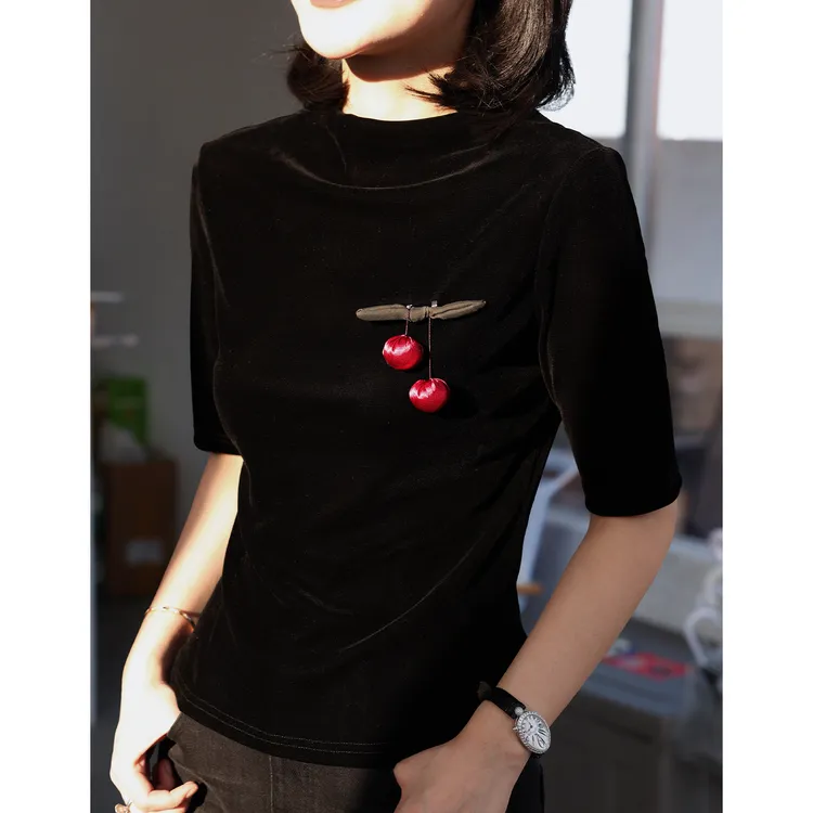 枫竺阿楠anan简约气质立领樱桃胸针中袖丝绒上衣女秋正肩弹力T恤