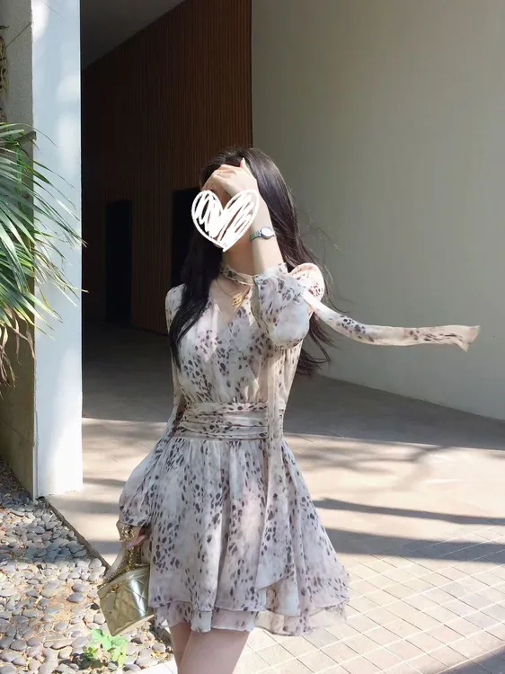 法式温柔V领小豹可可连衣裙女2025秋季新款收腰显瘦气质连衣裙