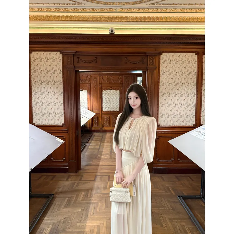 春季新款时尚设计感上衣女配显瘦高腰压褶斗篷伞裙收腰半身裙套装