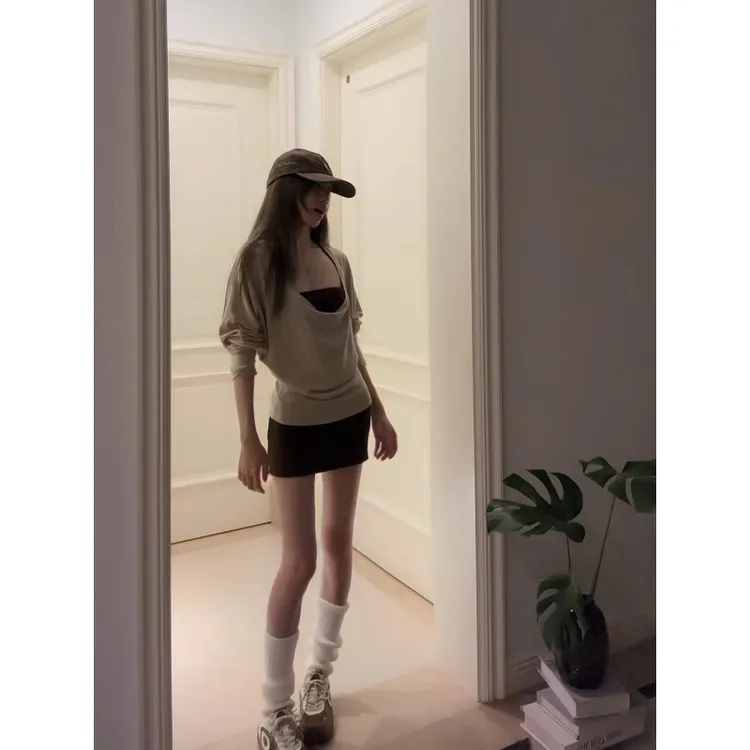 MARIE.COCO慵懒纯欲风氛围感穿搭设计感大u领上衣搭配小个子短裙