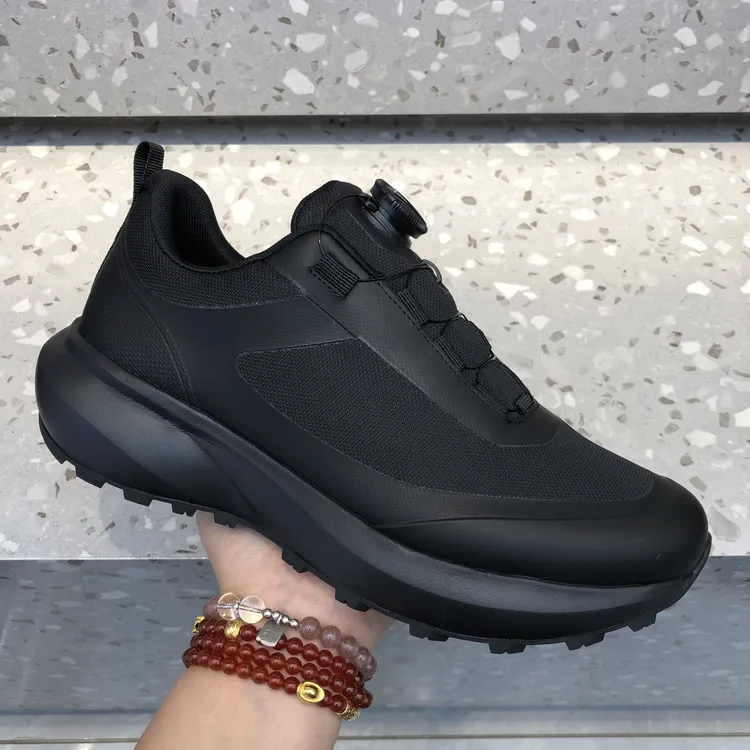 男士休闲鞋秋季新款时尚百搭黑色厚底轻便防滑户外舒适潮流运动鞋