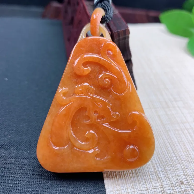 优惠缅甸天然翡翠A货黄翡黄色龙牌神龙献瑞吊坠巧雕精美