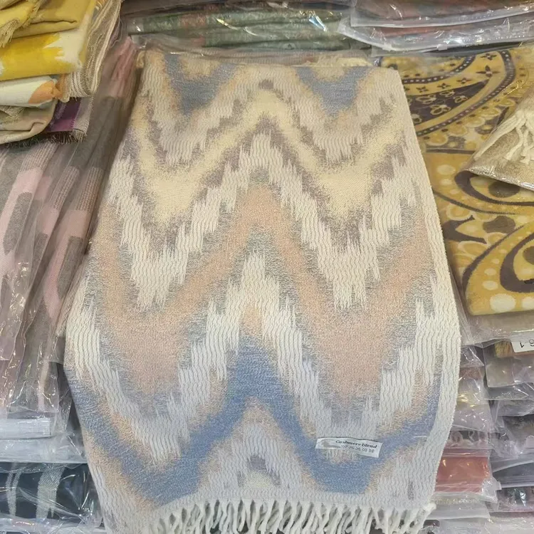 新疆纯羊绒艾特莱斯花纹披肩冬季白色保暖时尚休闲粉色针织围巾