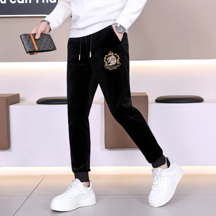 2025年冬季男士加绒加厚休闲裤时尚百搭潮流保暖修身运动刺绣虎头