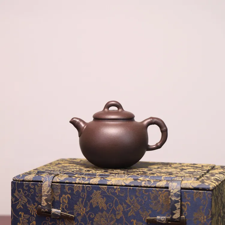 竹韵，原矿黑星老紫泥，容量140cc，9孔出水。