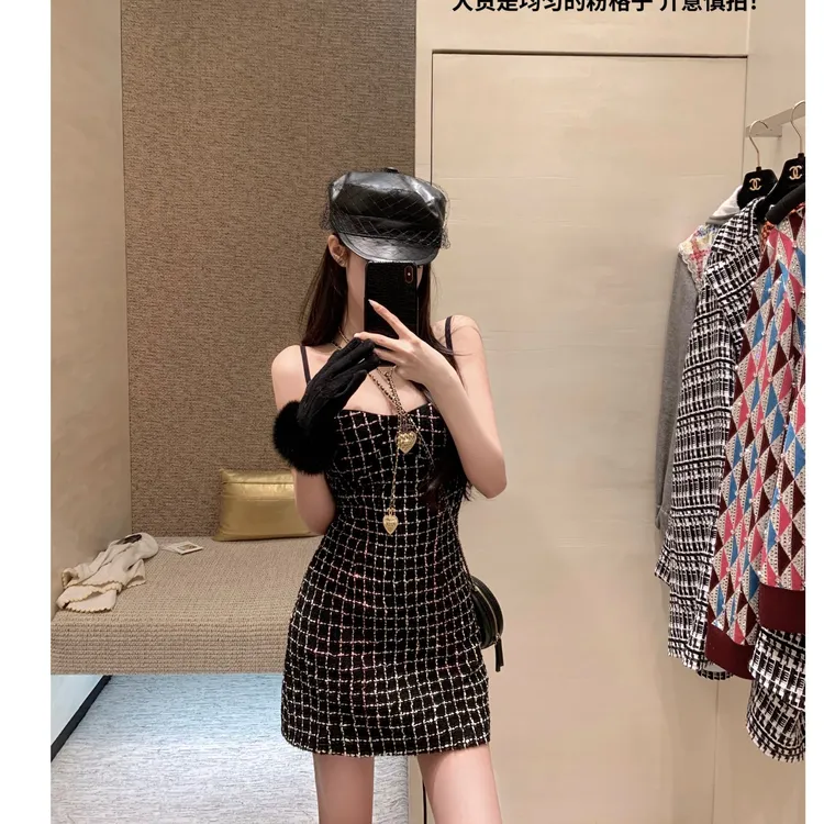 2025早春小香超A少女粉格子修身吊带连衣裙