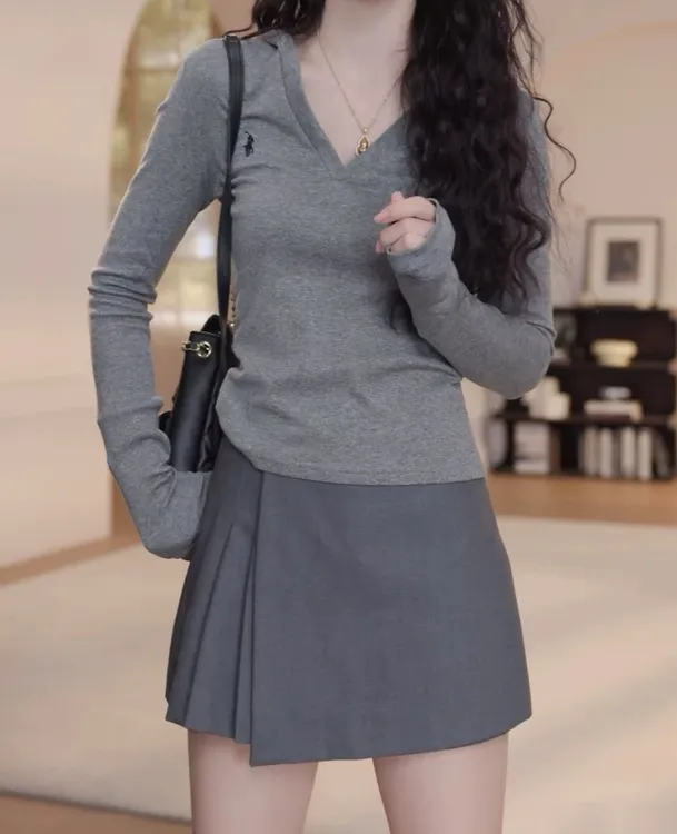 春季上新独特小众小马标连帽V领长袖修身显瘦百搭T恤上衣女