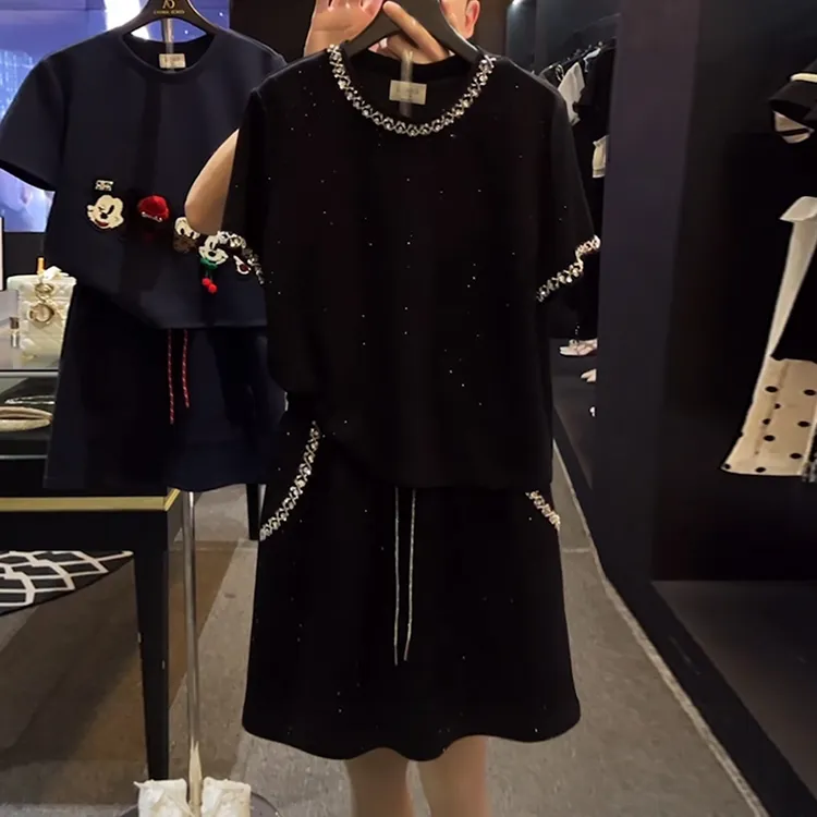 夏季重工烫钻套装女2025新款时尚减龄宽松显瘦短袖t恤短裤两件套