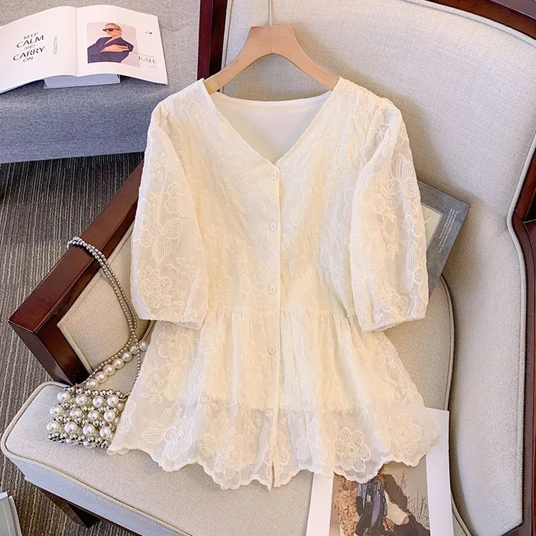 2025大码女装上衣女新款绣花减龄设计感衬衫遮肚显瘦别致蕾丝短袖