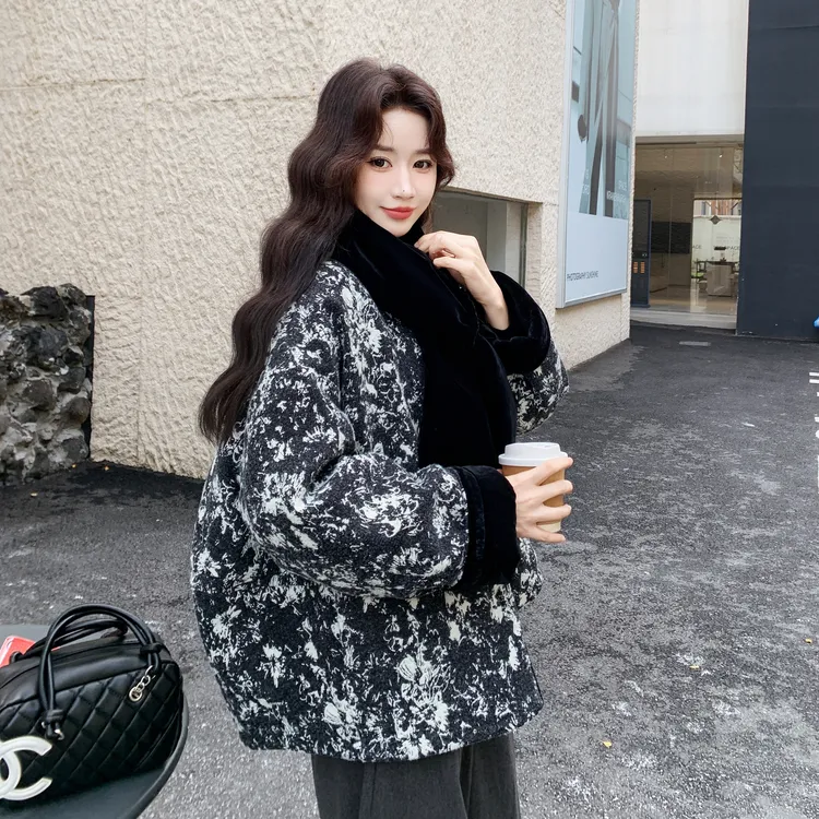 黑色围巾款丝绒拼接印花羽绒服女冬季新款设计感独特90绒轻暖外套