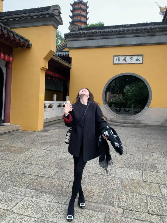 2025秋冬新款法式温柔风撞色设计感气质洋气黑色毛呢外套大衣女装