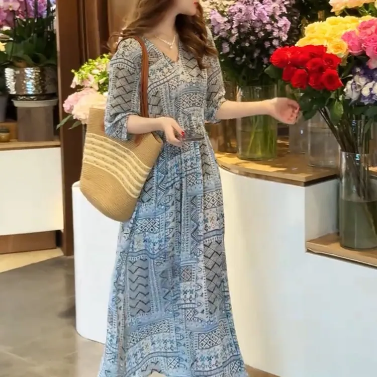 高级感气质V领蓝色连衣裙女2025夏季新款裙子大码收腰显瘦碎花裙