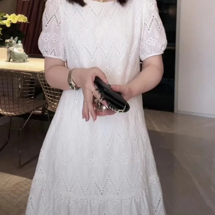 夏季新款纯色茶歇法式连衣裙圆领韩版宽松显瘦蕾丝米白色复古裙子