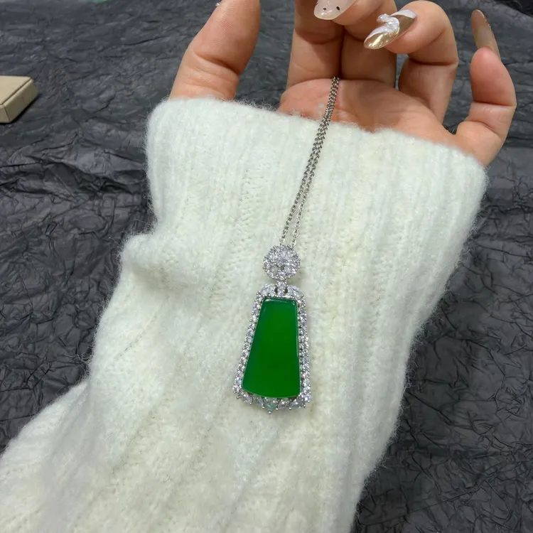 正品天然玉髓满绿色小无事牌吊坠