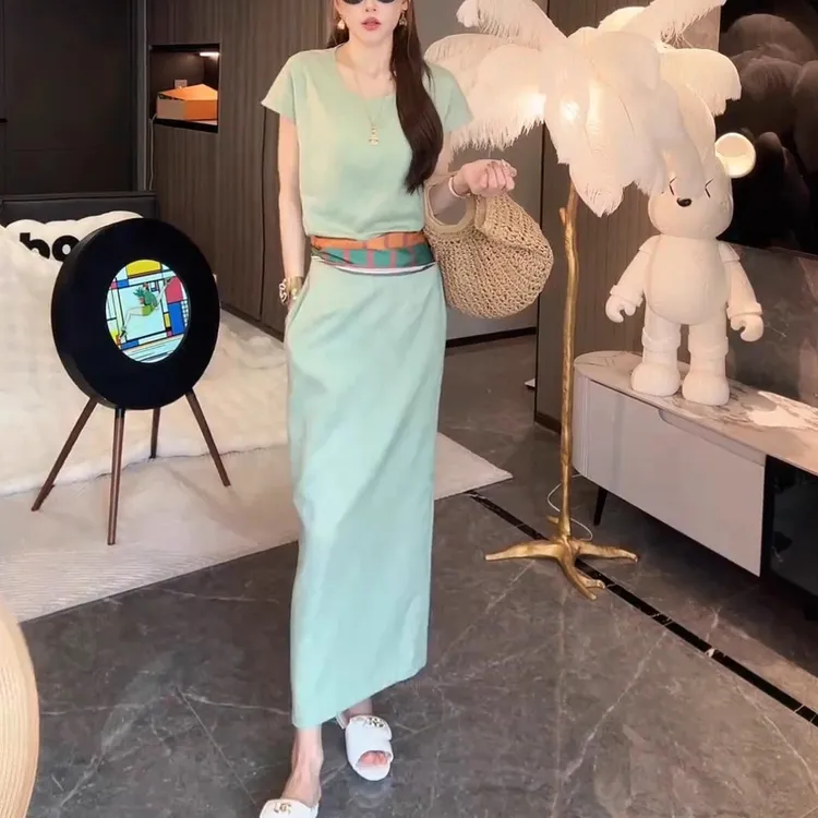 日常通勤风减龄款大码两件套显瘦韩版简约上衣收腰半身裙网红套装