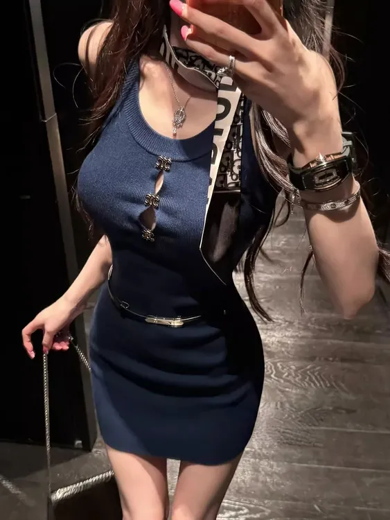 法式针织挂脖吊带连衣裙女夏季高级感性感御姐显身材修身包臀短裙