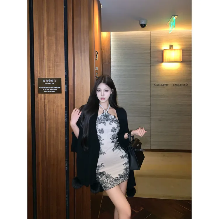 纯欲复古蕾丝拼接挂脖连衣裙女秋季新款设计感修身收腰包臀短裙子