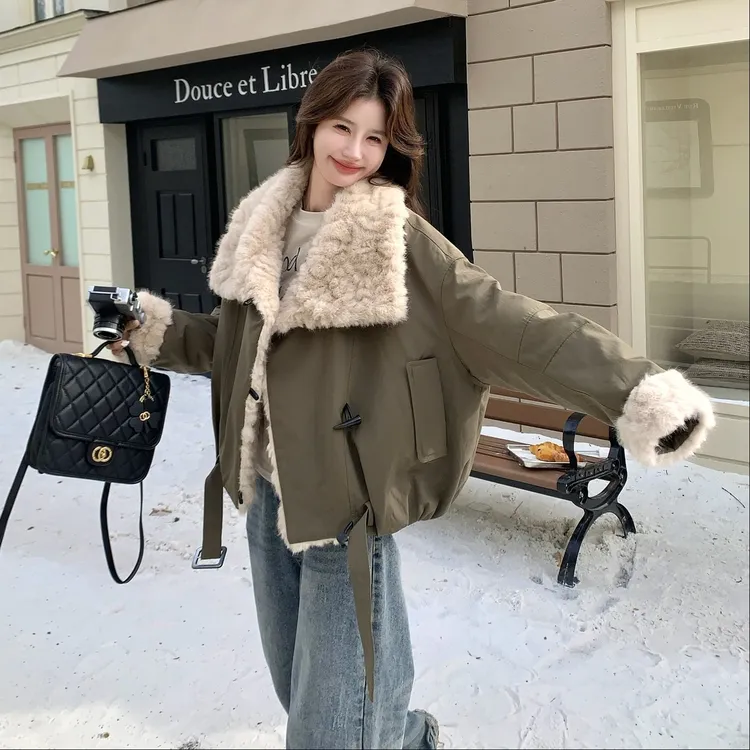 仿羊羔毛大翻领工装羽绒服女2025年冬季款韩版氛围感90白鸭绒外套