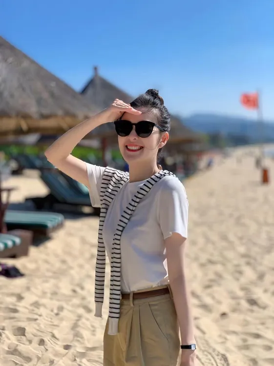 2025夏季新款韩系时尚极简风白色短袖t恤条纹披肩卡其色短裤套装