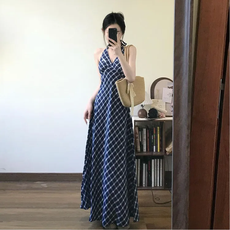 高个子加长版夏季法式挂脖领吊带连衣裙气质显瘦蓝色格子长裙