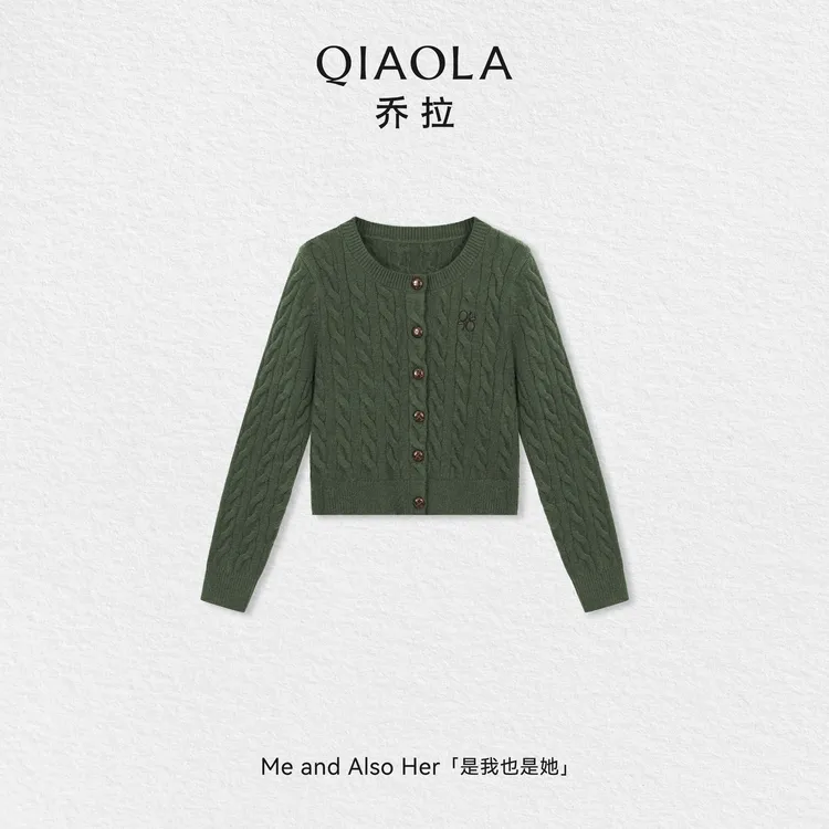 QIAOLA/乔拉【雪花松】秋冬复古圆领纽扣设计经典麻花绞花针织开衫