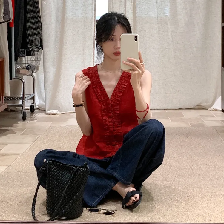 韩系红色V领木耳边无袖衬衫女2025夏新款洋气减龄显瘦上衣