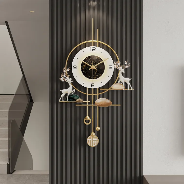 时尚创意麋鹿挂钟2025年新款钟表挂墙高档客厅时钟轻奢风艺术挂表