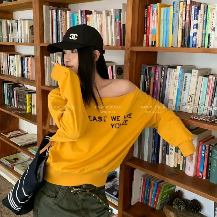 大東2025秋季新款时尚休闲百搭宽松显瘦长袖字母印花斜肩卫衣短款