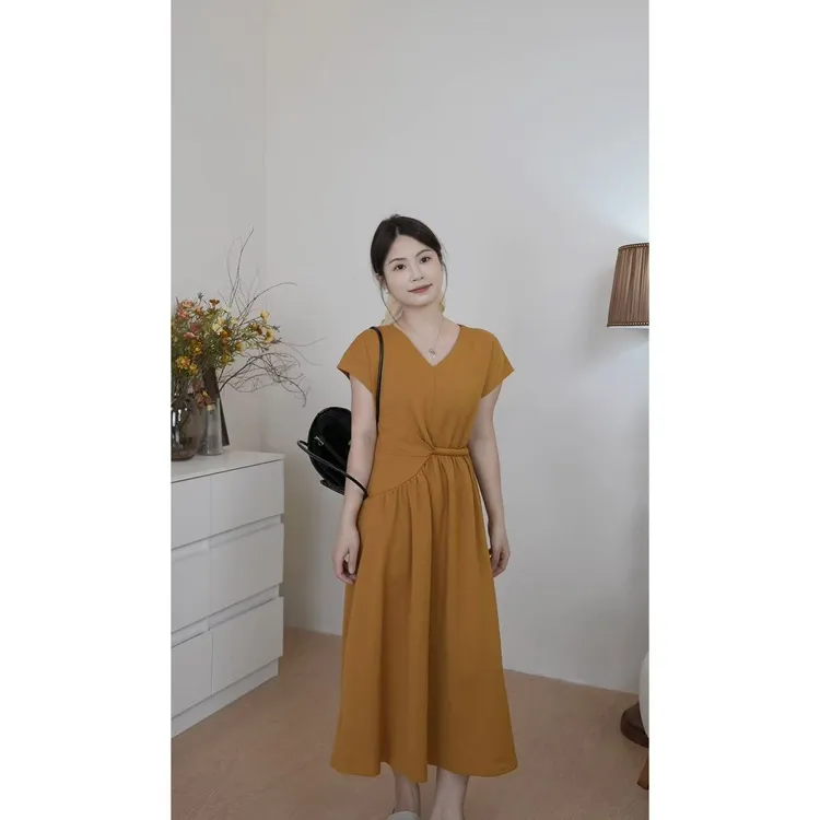 小个子纯色V领夏季法式赫本风小众百搭气质显瘦时尚连衣裙