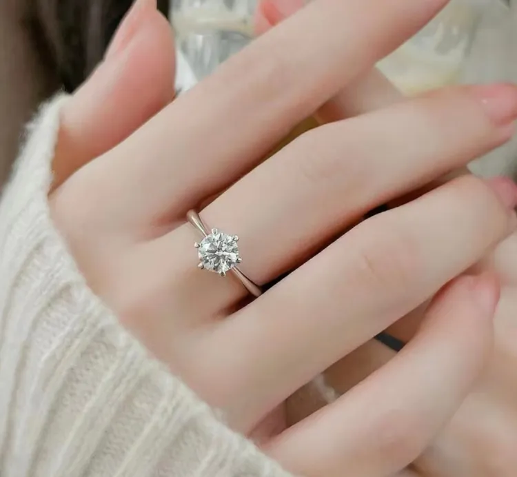 925银莫桑石戒指 银戒【周家六爪】S925银莫桑石戒指女经典周家六爪