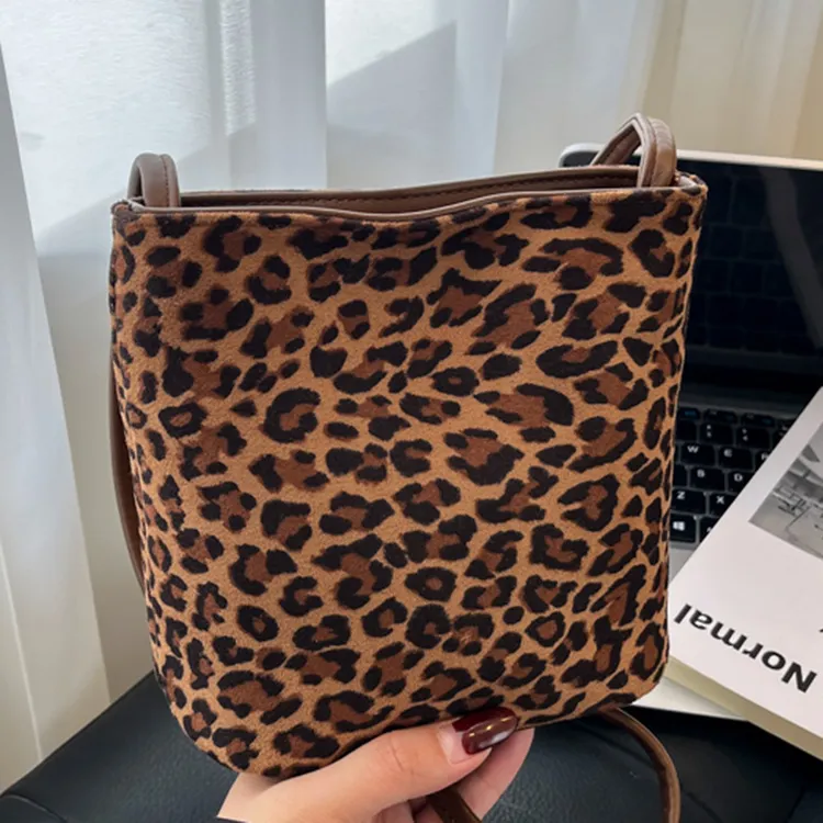 女包2025秋季新款磨砂绒豹纹洋气水桶包包女小众时尚气质网红同款