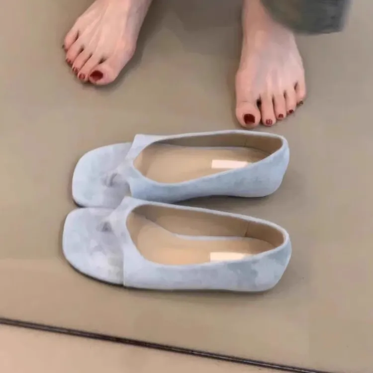 2025年夏季新款温柔仙女单鞋法式气质设计感绒面夹趾百搭罗马凉鞋