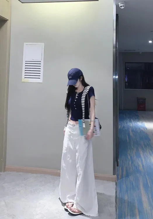 辣妹短袖T恤女夏季2025新款修身显瘦上衣设计感百搭白色阔腿裤子