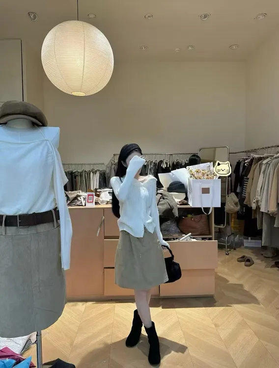 20265秋季新款大翻领毛衣法式不规则修身针织衫锁骨上衣百搭半裙