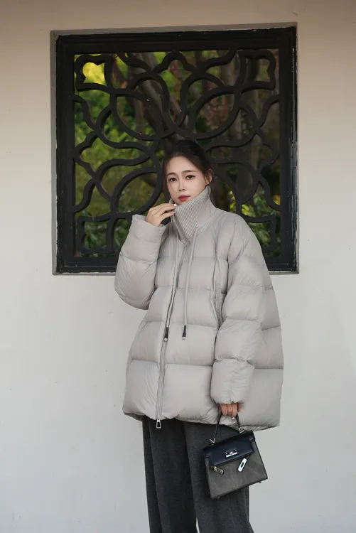 2025新国标 90 白鸭绒冬季云朵款时尚休闲保暖袖口螺纹拼接羽绒服