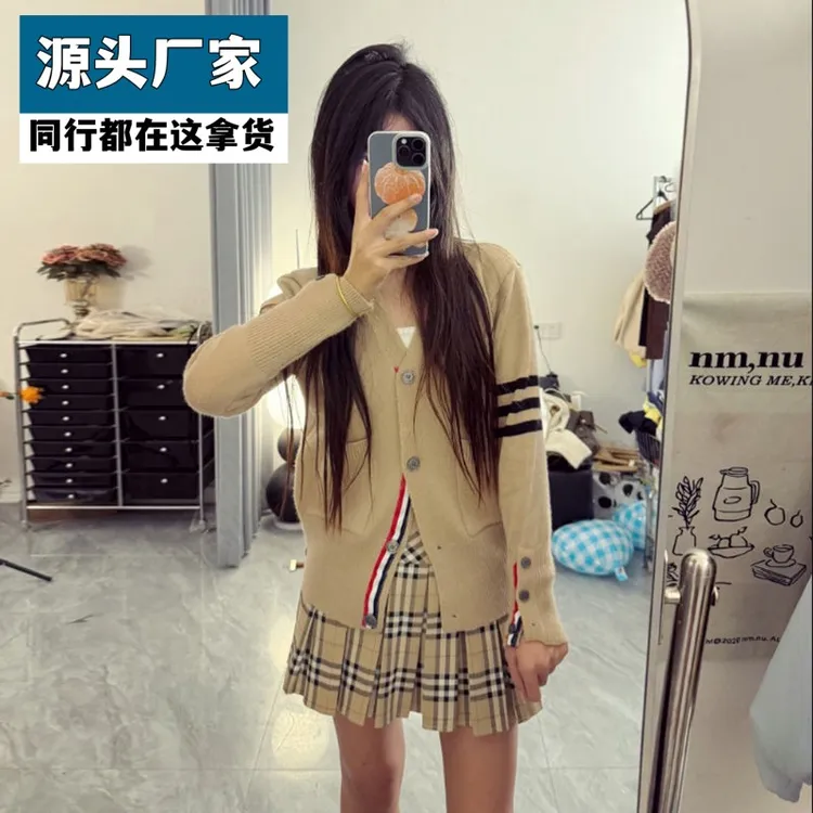 梵乐芬快手网红同款学院风条纹撞色纽扣V领宽松针织开衫+格子百褶