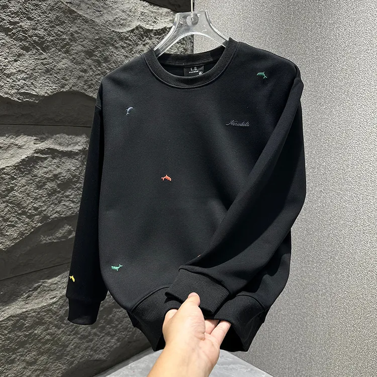 小鱼刺绣韩版设计感男士卫衣休闲外穿2025秋季新款圆领时尚打底衫