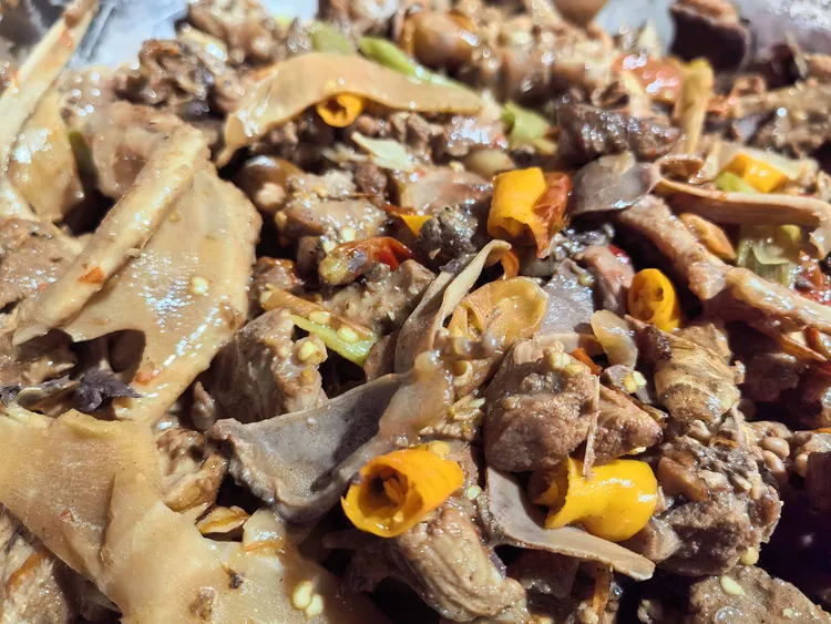 南雄本地特色美食酸笋焖鸭