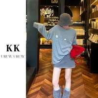 柯柯【自由简意】简约圆领拼接字母立体小花宽松长袖上衣KL239