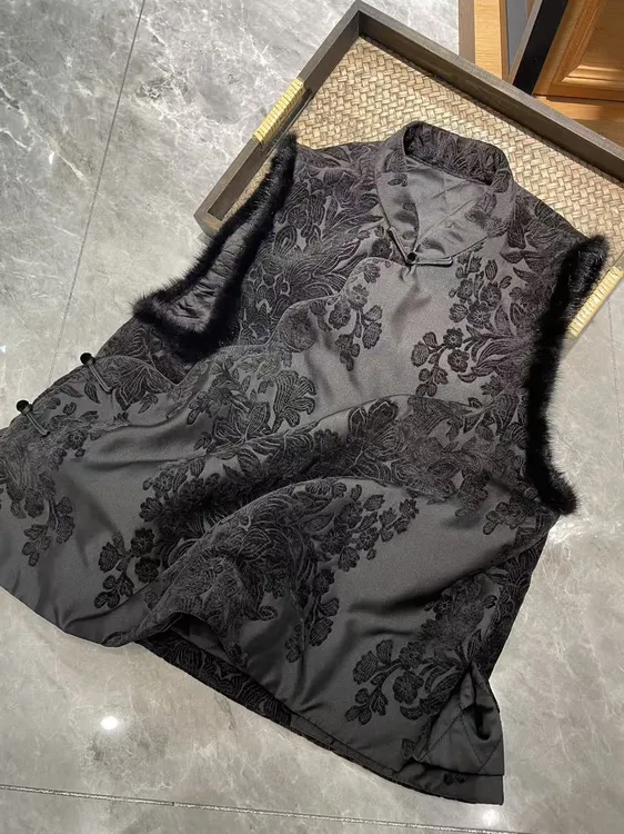 谢美丽-精选川黛波浪斜襟绒花马甲